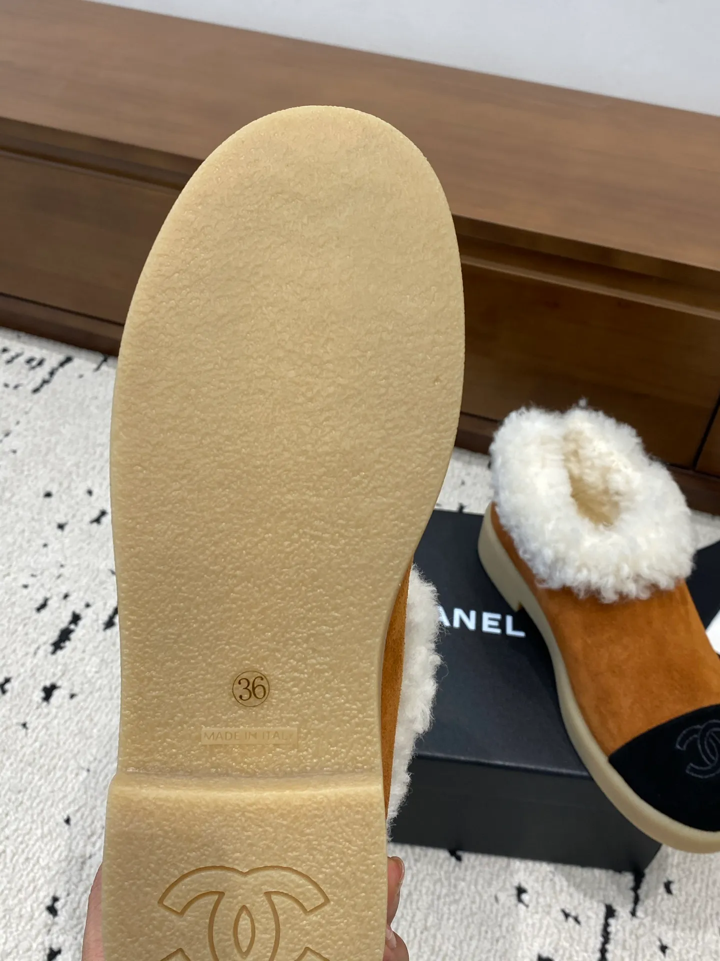👟👟Ex-factory price 640👟👟 🍀Chanel 2025 autumn and winter style wool shoes Chanel new autumn and winter genuine wool slippers and boots Xiaoxiang 2025 autumn and winter one of the most beautiful snow boots Classic, beautiful and warm snow boots ❤️super warm! It's enough to have it this winter, it's really beautiful and fairy~ Materials and craftsmanship: The upper is made of custom sheepskin/wool/sheepskin, and the inner pads are all made of wool. It feels very soft and comfortable! The sole is the original TPU outsole Size: 35-39 (40.41 customized, non-refundable)